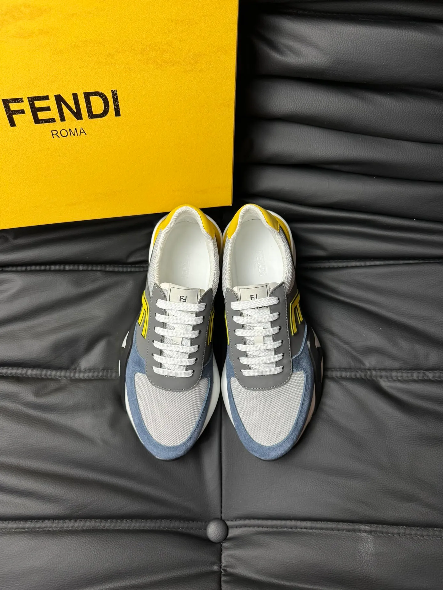 P500 FENDI/FENDI men's new lace-up sports shoes are shipped. They adopt the popular version design in recent years and have a fashionable appearance. Made of high-tech fabrics and suede leather, with Framilon inlays, the shoe body is matched with simple colors, and it looks great on the feet. Diagonally F-shaped three-dimensional corrugated rubber sole, with a 3D style running through the heel. The tongue and sides are decorated with screen-printed FENDI words to interpret the brand style. Paired with fabric lining and foot pads, your feet are comfortable, breathable and full of fashion!